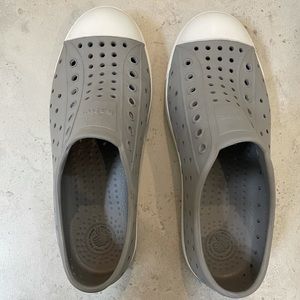 Native Shoes Youth Size 2 Gray